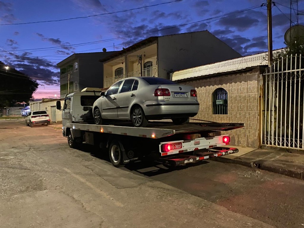 Transporte de sedan em plataforma